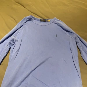 Ralph Lauren tröja  - En superfin tunn Ralph Lauren tröja som jag har köpt i London i Ralph Lauren butik. Har använts kanske 4 gånger då den är för stor för mig.  Nypris 1200kr