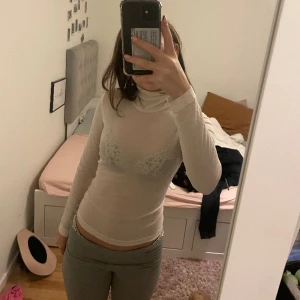 Vit polo  - Sååå fin tröja lite genomskinlig men jätte fin på