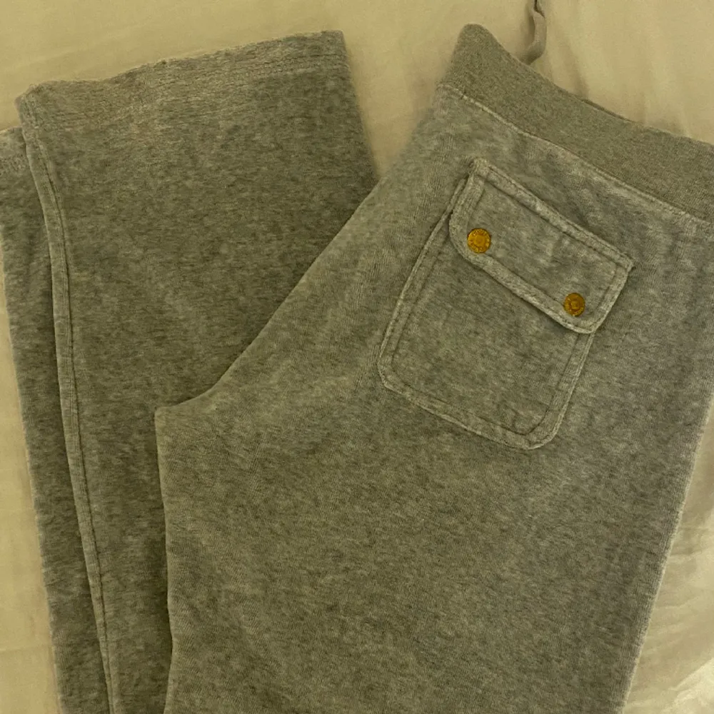 Ett par vintage juicy couture byxor, dom är i storlek L men de är små i storleken så passar som S/M🤗. Jeans & Byxor.