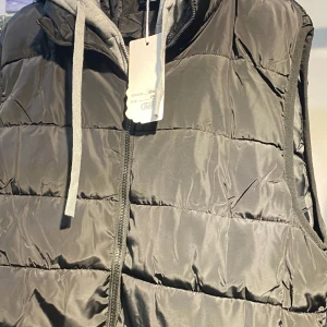 Svart väst  - Snygg svart väst. 