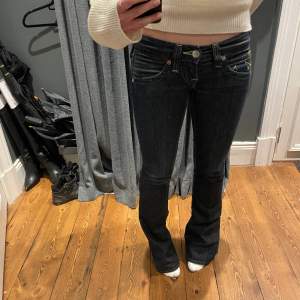 Säljer mina så fina lågmidjade true religion jeans! Det är i jättebra skick men tyvärr för långa på mig. 