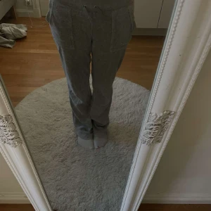 Juciy byxor!!! - Skit snygga å sköna juciy byxor! Säljer pga kmr inte till andvändning!!!( metalsakerna vid snörena har åkt av)