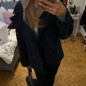 Kappa - Mörkblå kappa ifrån design by si. Endast använd fåtal gånger i storlek xs/s 💕💕 priset kan diskuteras!