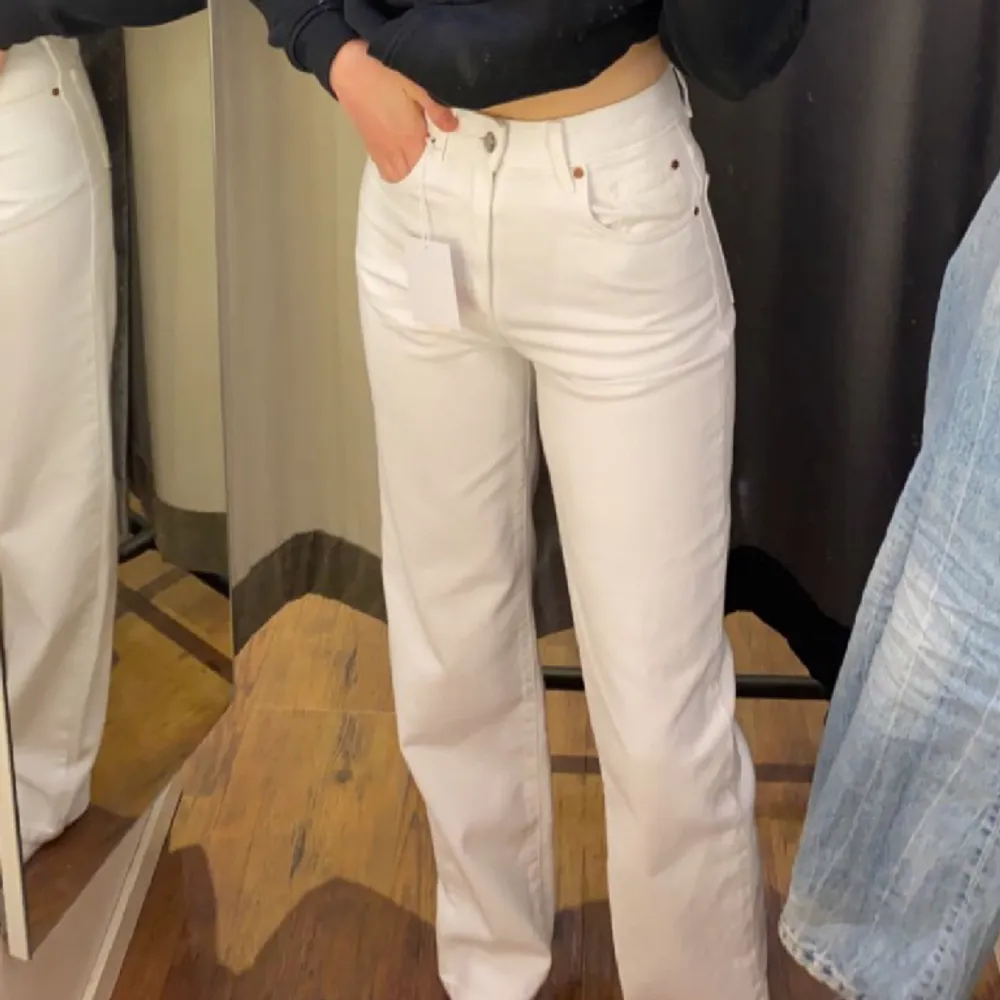 Säljes då de är för små. Jätte fina näst intill oanvända vita jeans från BikBok. Nypris 350:-. Jeans & Byxor.
