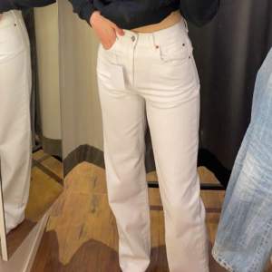 Säljes då de är för små. Jätte fina näst intill oanvända vita jeans från BikBok. Nypris 350:-