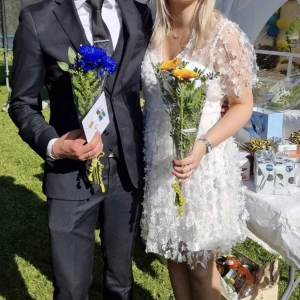 Studentklänning  - Säljer min fina studentklänning som endast använts på utspringet och mottagningen därav fint skick. Jag är 168cm lång. Kan skicka fler bilder om det önskas. Nypris 999kr, frakt tillkommer ❤️