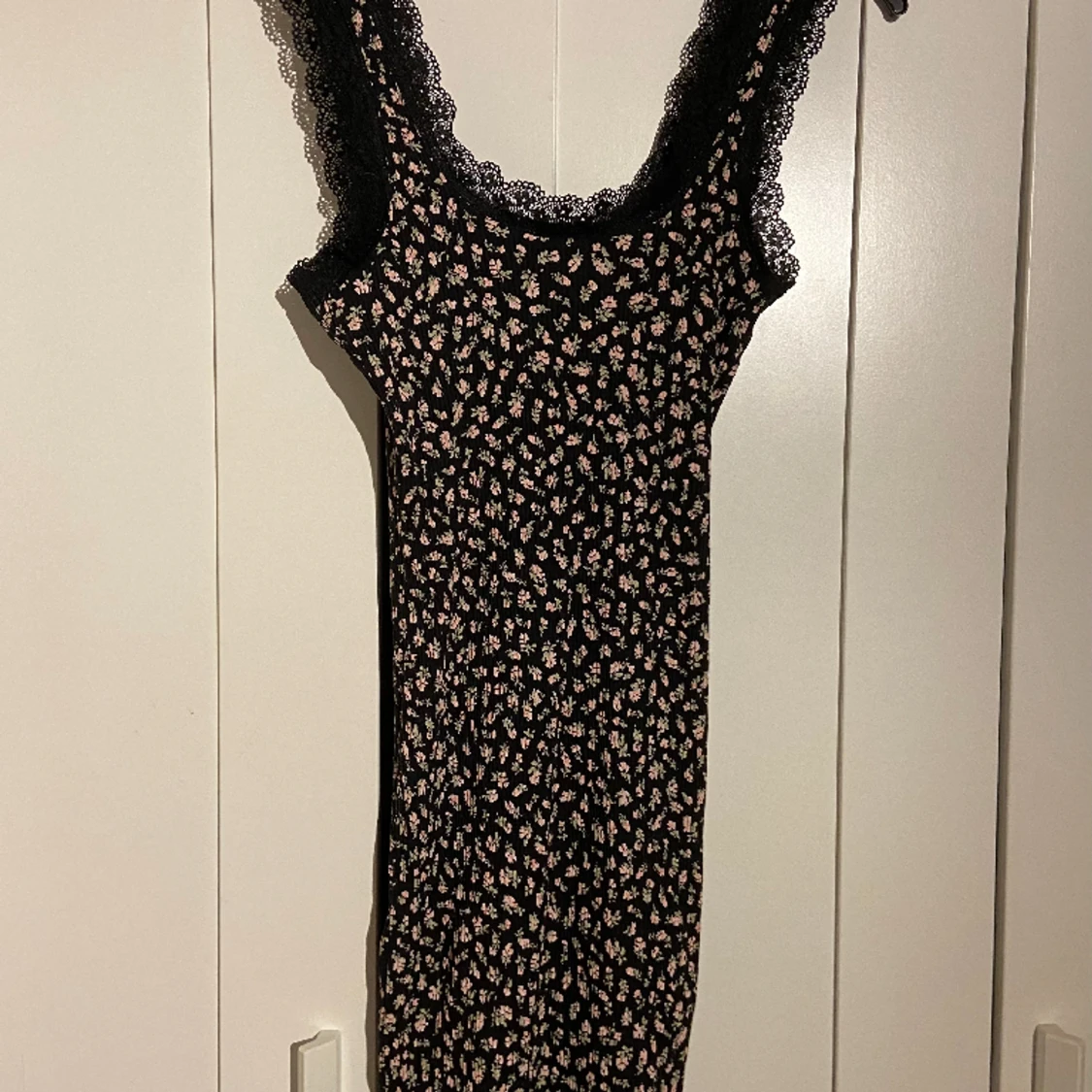Blommig svart klänning 