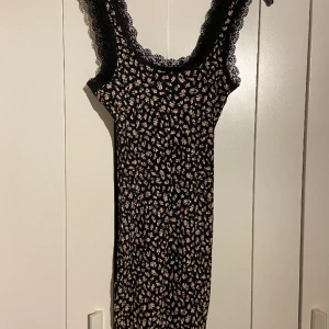 Blommig svart klänning  - Slim dress, formar sig efter kroppen💗Storlek S💗