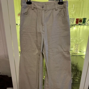 Jeans - Raka och beigea jeans från ASOS. Jag köpte dessa för cirka 500 kronor och använd ett fåtal gånger. Pris nu 80 kronor plus frakt