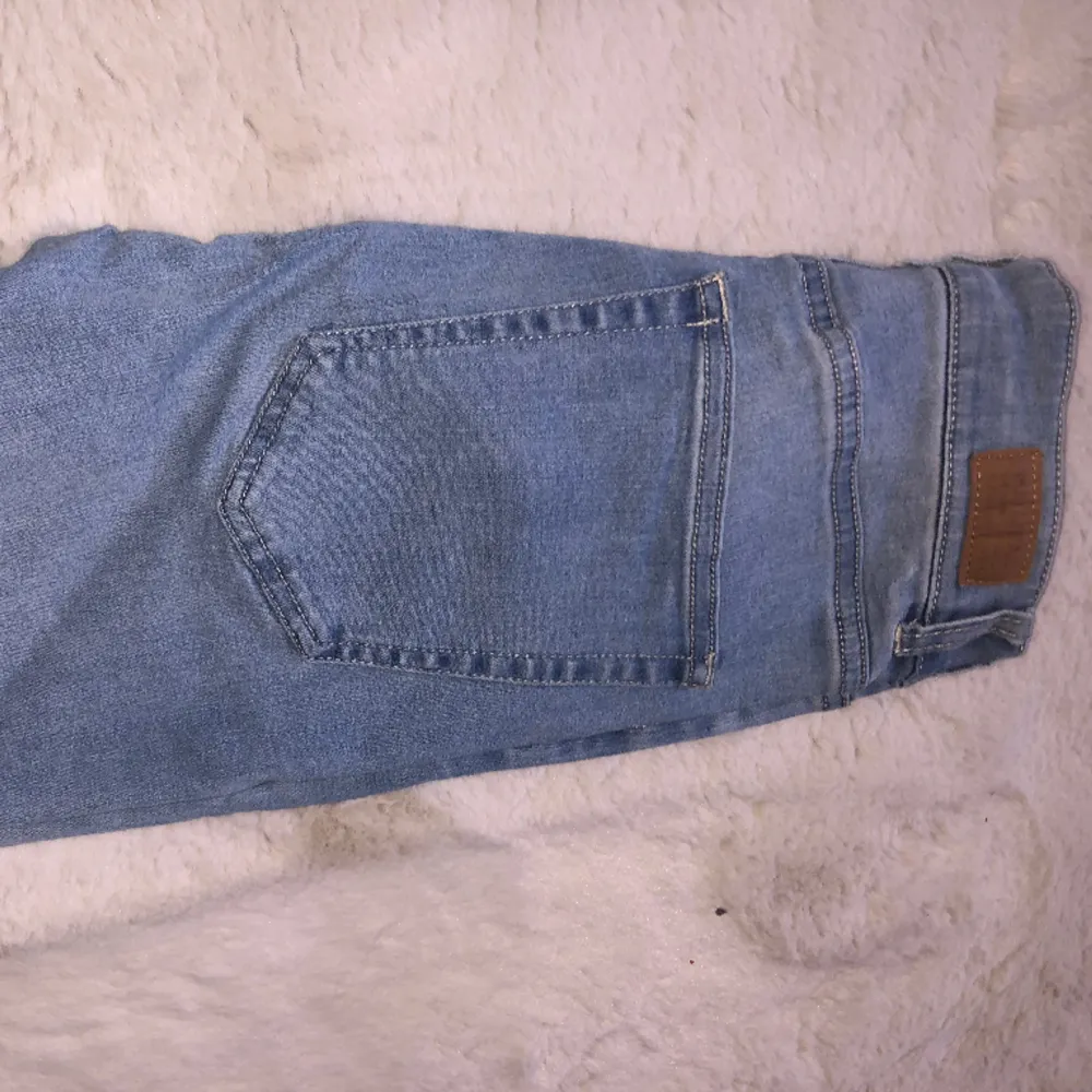 Bra skick använt ett par gånger. Ljusblåa jeans i storlek 38. Slitningar på båda knäna.. Jeans & Byxor.