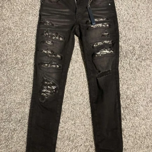 Amiri Jeans - Säljer dessa helt nya amiri jeans. Skriv om du har mer frågor. Pris kan diskuteras vid snabb affär.