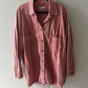 Oversized rosa skjorta i strl xs/s