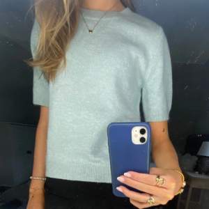 Säljer denna ljusblåa stickade t shirten från H&M. Endast använd ett fåtal gånger så den har inga defekter😊 Säljer för 100kr + frakt. Skriv privat om du har några funderingar eller vill ha mer bilder!