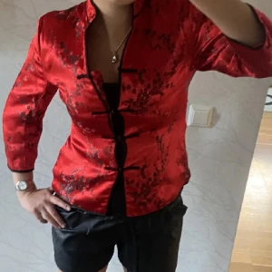 Röd topp  - Äkta kinesisk Cheongsam. uppskattar till storlek S. Mkt bra skick. Har bla använt på kräftskiva o till fest, unik o cool
