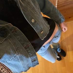 Jätte snygg jeans jacka från epic threads i bra skick. Storlek xs 