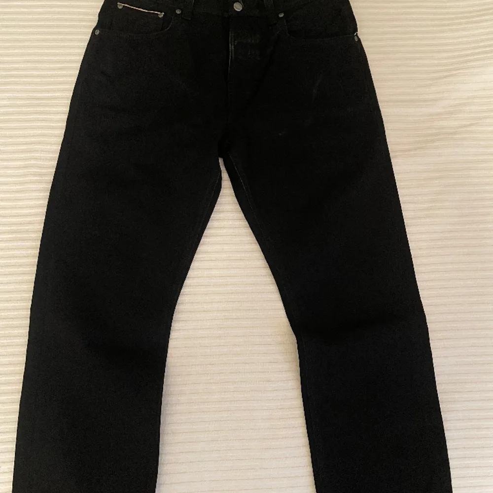 Nudie jeans. Specialist inom tillverkning av byxor.  Storlek: W33 / L30 Modell: Sleepy Sixten  Tvätt: Dry Black Selvage Material: 100% bomull Skick: 10/10 . Jeans & Byxor.