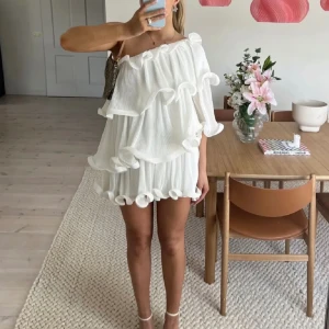 Lojsan Wallin x NAKD klänning - Köp direkt via Plick!❤️ Lojsan Wallin x NAKD. Så himla fin klänning som är helt slutsåld på hemsidan. Klänningen är helt ny och oanvänd med alla prislappar kvar ❤️❤️