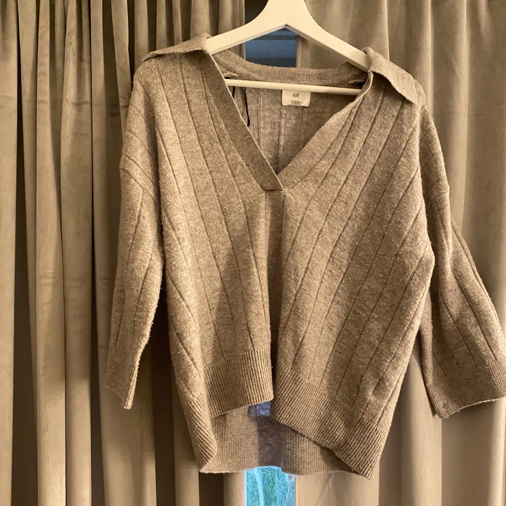 Använd fåtal gånger och har trekvarts ärm och kommer från H&M. Neuleet.
