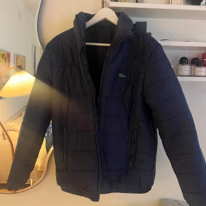 Dunjacka - Tunn dunjacka från Lacoste som passar till höst och vinter / vår 💫 Storlek XL men passar M-XL. 