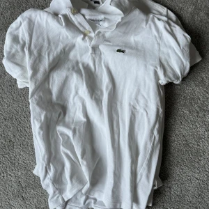 Lacoste piké - Säljer min Lacoste piké för att jag inte använder den så mycket. Perfekt till sommaren. Storlek S. Tveka inte på att höra av er.