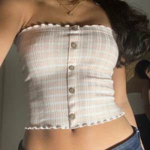 Topp - Somrig topp, köpt utomlands. Passar så bra till en kjol på en sommardag💗