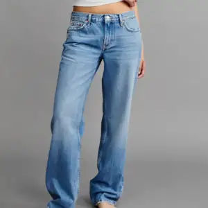 Lågmidjsde blåa jeans. Har bara använt ett par gånger, de är som nya. Säljer då dom är för stora för mig,(165cm lång)  Nypris: 499kr. Skriv privat om du har frågor!🩷