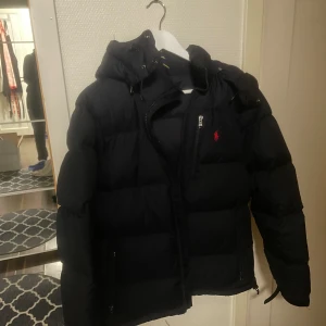 Ralph lauren jacka ÄKTA - Strl S, hör av er om frågor eller mer bilder  Skick 9/10 använd men bra skick