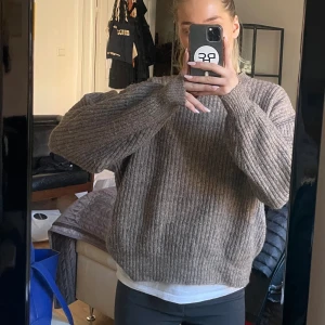Tjocktröja  - En superfin tjocktröja i en perfekt brun färg. Använd få gånger då jag har en liknande. 