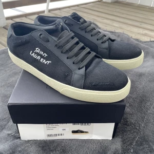 Saint laurent skor - Tja! Säljer mina YSL skor, endast testade en dag men säljer då dem är för små. Priset kan diskuteras vid snabb affär! MVH Hugo 