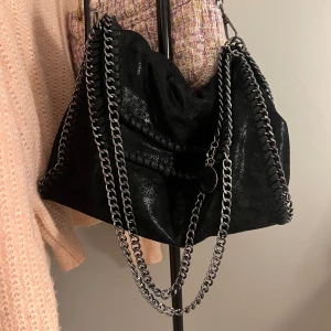 stella mccartney liknande väska - En supersnygg stella mccartney liknande väska. Använd fåtal gånger! Skriv privat för frågor eller fler bilder🩷 OBS inte en äkta stella mccartney väska!