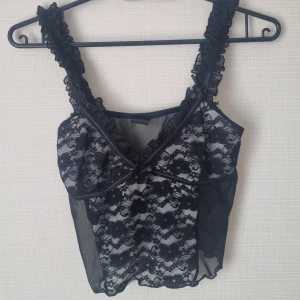 linne i spets med rosetter - aldrig använd.   väldigt stretchigt material! 💗