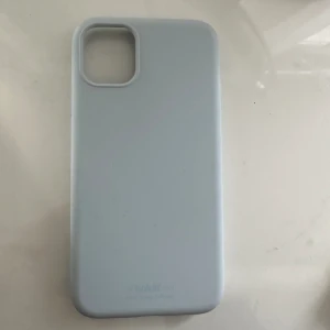 Mobilskal - Silikonskal från Holdit, passar iPhone 11 och XR. Nyskick förutom en liten defekt längst ner men inget som syns