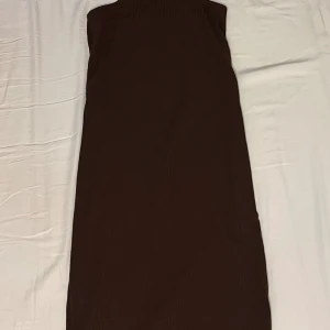 Långklänning - Brun sommarklänning med öppningar på sidorna