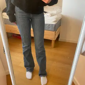 Blåa flare jeans med midwaist. De är i bra skick, nypris 500kr💗🙌