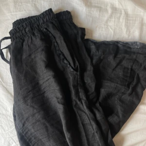 Lågmidjade linnebyxor  - Såå fina linnebyxor från förra sommaren! Långa, släpar under hälen på mig som är 165 (lite slitage på hälen, se bild) men går säkert att sy upp om man vill det🙌 Köpta från Chelsea i Göteborg, 100% linne!