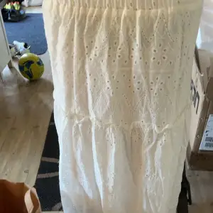 Jätte fin lång vit kjol med mönster i mycket bra skick. Använd 1 gång och säljer för den tyvärr är för kort på mig som är 172 cm💕💕 köpte för 500 kr