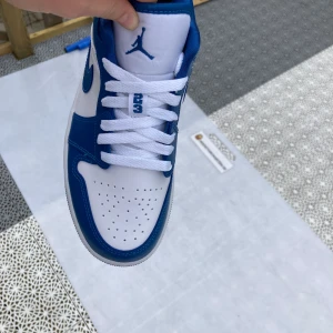 Jordan 1 low - Tjena! Jag säljer nu dessa snygga Jordan 1 low i färgen marina blue som är perfekta nu till sommaren. De är nästintill oanvända och är minsta lilla creasade Därav priset 700kr Hör av er vid funderingar! 
