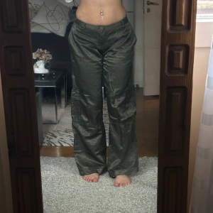 Silkes cargo    - As balla militärgröna silkes cargo. Uppsydda så de passar 165.  Innerbenslängd: 80 Midjemått: 39