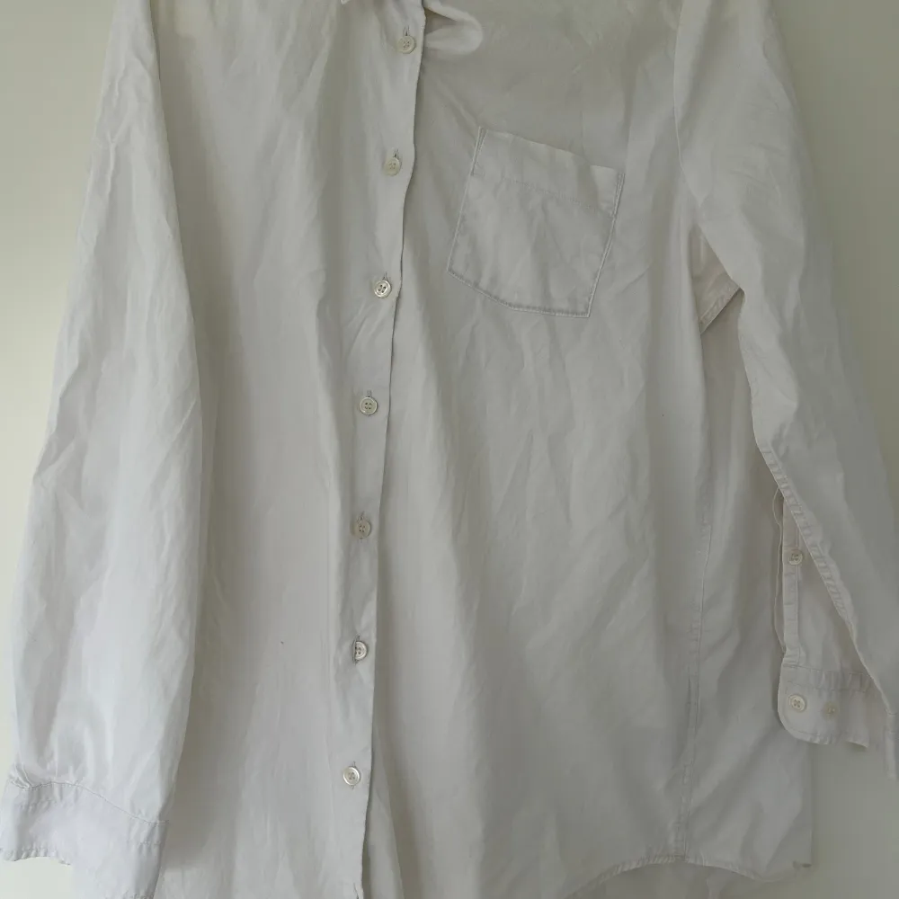 Filippa K skjorta köpt för ett någon månad sedan säljer den pågrund av att den inte passar mig, knappt använd och passar till allt möjligt. Skjortor.