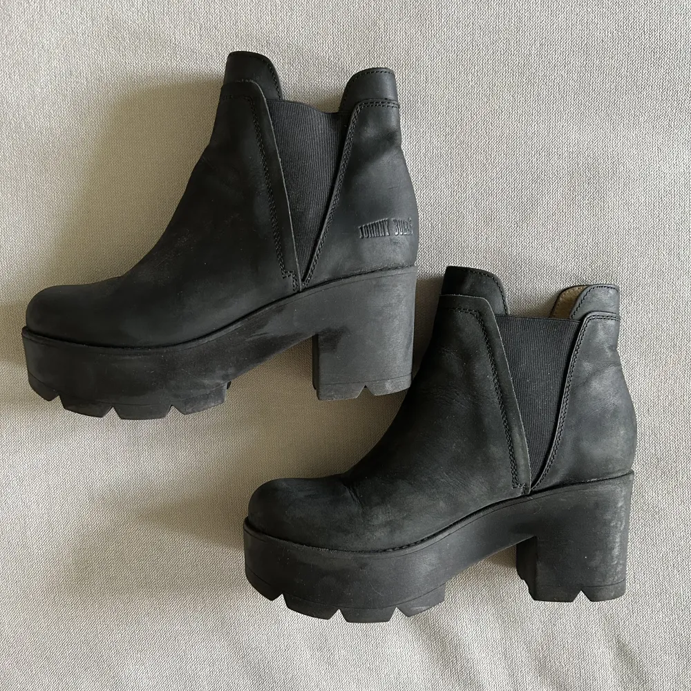 Boots från Johnny Bulls, endast använda vid ett fåtal gånger men har tecken på användning.  Storlek 39 8 cm klack, 4,5 cm platå.  Modellen ”Johnny Bulls mid platform” . Skor.