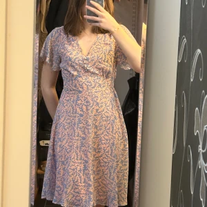 Blå och rosa klänning - Fin sommar klänning, den har två snören man kan knyta tajtare i ryggen. Tycker den är lite för stor för mig. Använd 1gång. Pris går att diskutera 😇