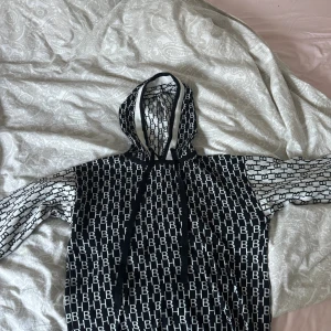 Hugo Boss hoodie - Köpt för 2000kr på room 1006, Malmö, Emporia Använd men har inga defekter Skriv för fler bilder😊