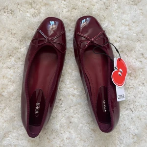 Ballerina skor  - Jättefina, aldrig använda då dom inte passade. Storlek 40 men skulle säga det passar 39 då jag egentligen har 38/39