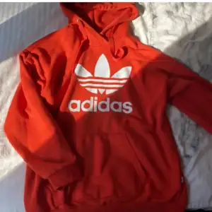 Röd hoodie från Adidas, stl XS, oversized, använd få gånger så den är nästan i nyskick, nypris 700kr