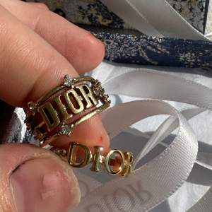 Obs ej äkta!! Säljer 2 stycken olika ringar som är i strl 6. Det medföljer box till båda ringarna med diorbroshyr, papper, klistermärke, band. Båda ringarna är köpta utomlands. Säljer de för 400kr styck! 
