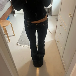 Lågmidjade bootcut jeans  - Lågmidjade bootcut jeans. Midjemått 36 cm, innerbenslängd 77 cm. Köp via köp nu❤️‍🔥