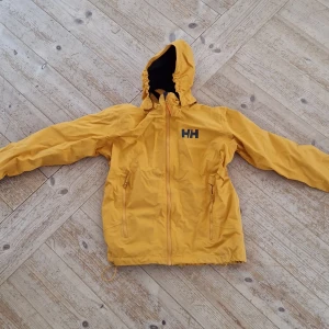 Jacka Helly hansen - Senapsgul jacka, använd ca 6 månader. Gott skick!