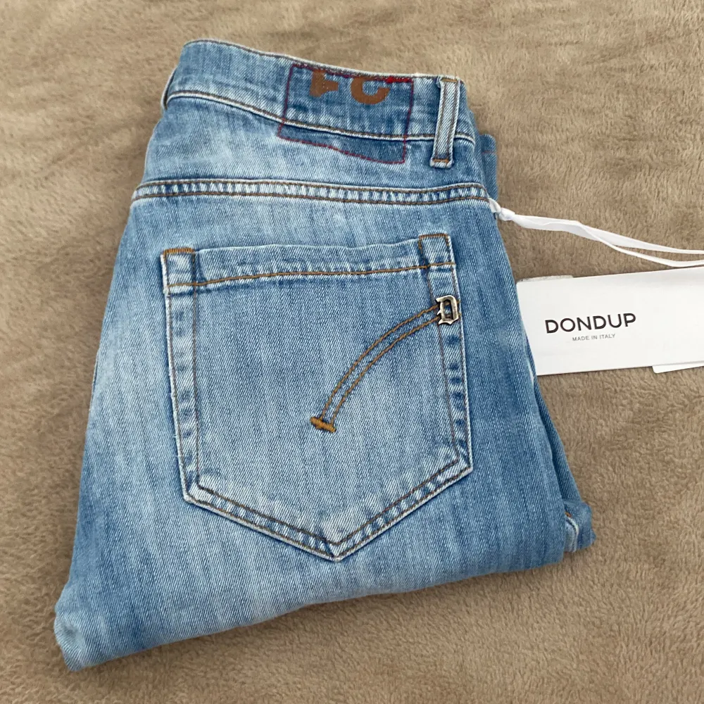 Snygga Dondup jeans i modellen George | Jeansen är i befintligt skick och bara jeansen ingår | Storleken är 31 och måtten är på längden 96cm och bredden: 36cm | Hör av er vid frågor!. Jeans & Byxor.
