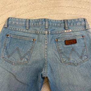 Säljer lågmidjade jeans från Wrangler, använda 1-4 gånger. Super fina. Pris kan diskuteras