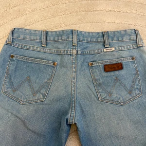 Lågmidjade Jeans - Säljer lågmidjade jeans från Wrangler, använda 1-4 gånger. Super fina. Pris kan diskuteras